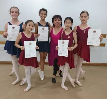 We dance to feel Christmas