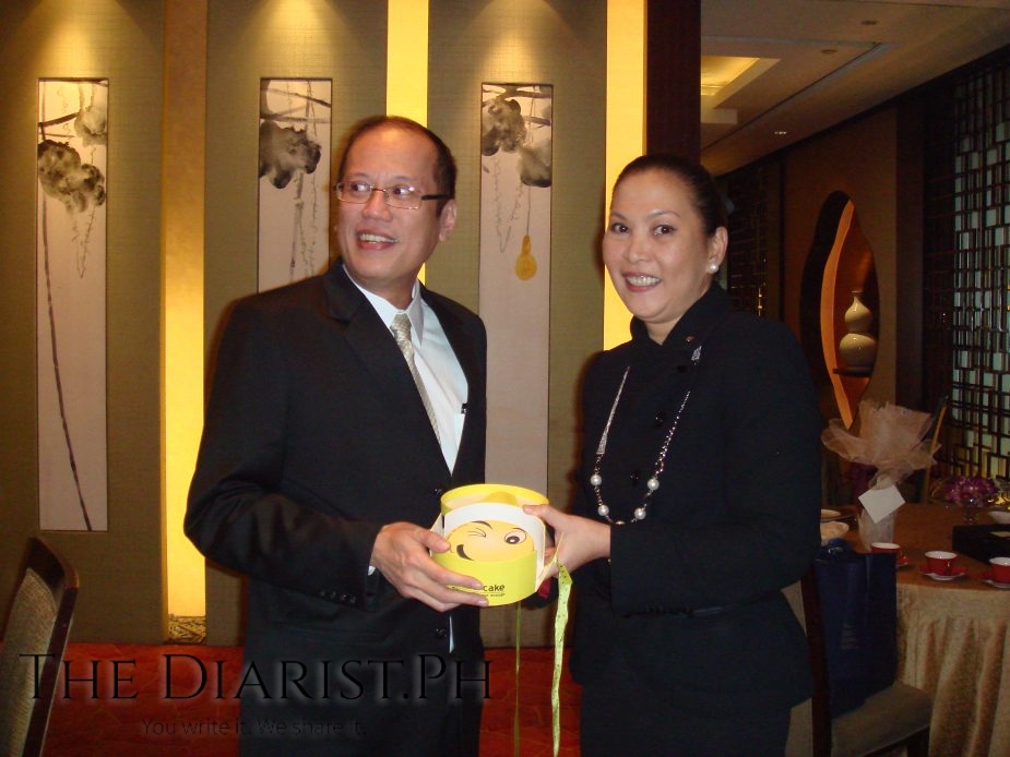 The author with then President Benigno “Noynoy” Aquino at Shang Palace, presenting him the “Emoji Cake” prepared by Makati Shangri-La’s pastry chef