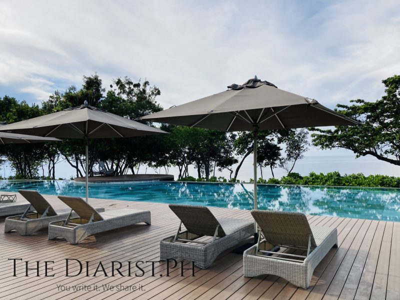 Infinity pool and beds