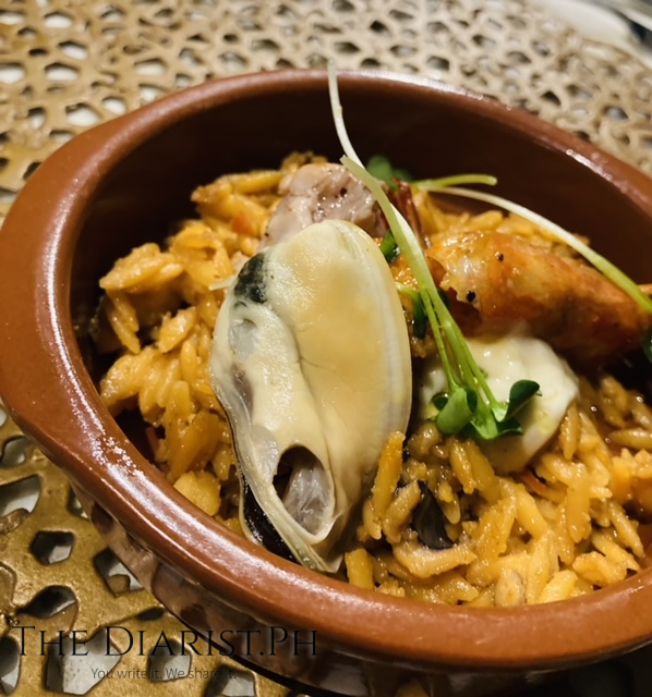 Thalassina Kai Tokopoulo Giouvetsi (Chicken, seafood, crustacean stock, loukanika, orzo)