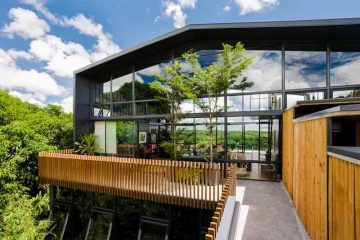 A glass house in the suburbs