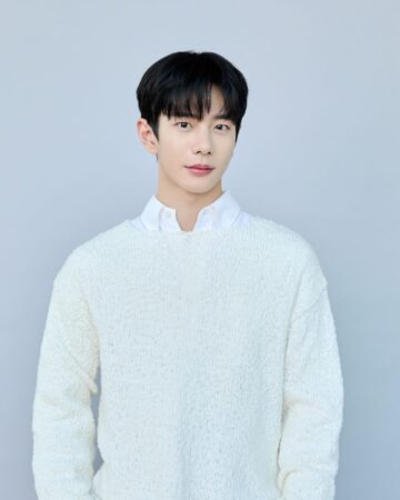 Korean star sings full Filipino song