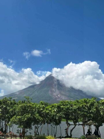 This 'Lola O' waited for Mayon to show her face finally